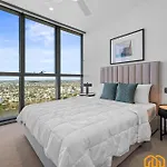 Qw Luxury River City Views
